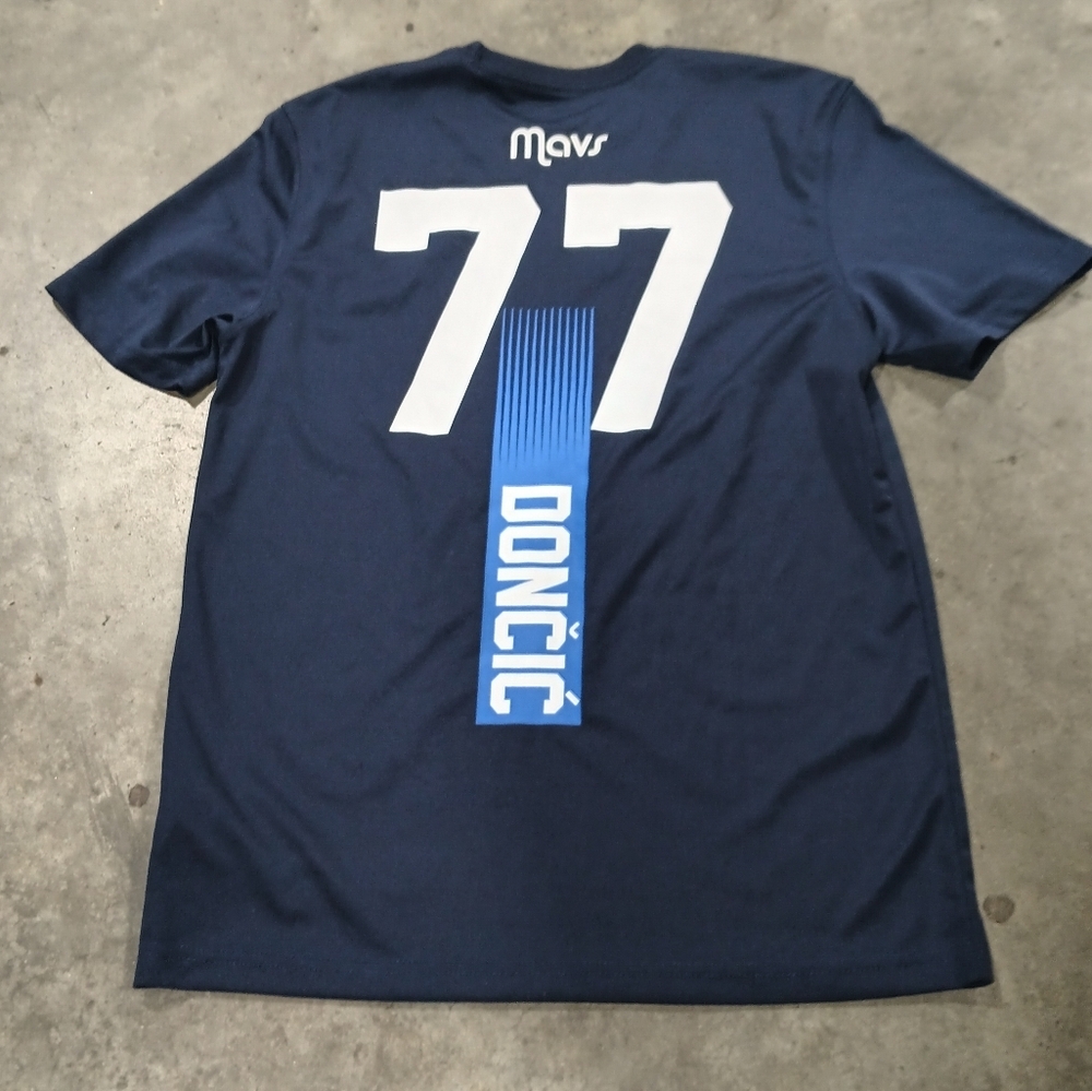 NBA Dallas Mavericks Luka Doncic 77 Warmup T Shirt Men's Size Medium